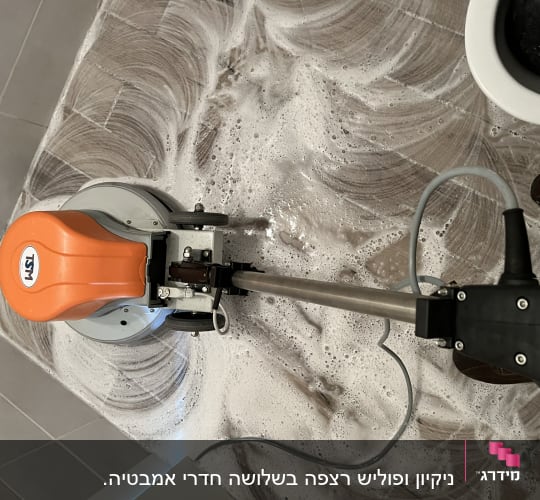 מכונת קרצוף על רצפה עם סבון וקצף
